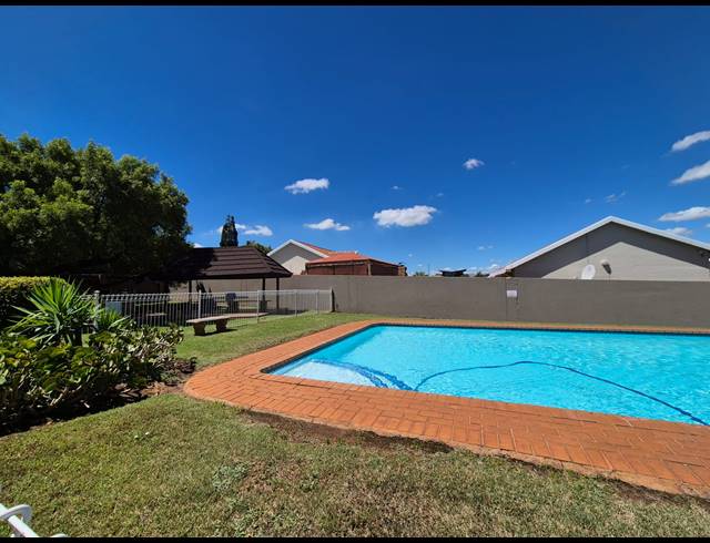 2 BEDROOM FLAT FOR SALE IN VANDERBIJLPARK SE 3